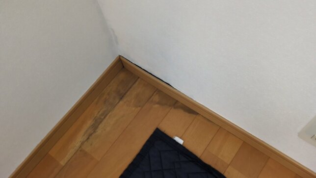 エアコンの水漏れから床にシミが！