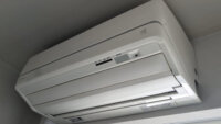 【大阪市住吉区・ダイキン】毎年クリーニングしてもカビ臭い！ペットと暮らす家のお掃除機能付きエアコンを完全分解で解決した事例