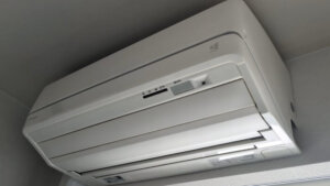 【大阪市住吉区・ダイキン】毎年クリーニングしてもカビ臭い！ペットと暮らす家のお掃除機能付きエアコンを完全分解で解決した事例