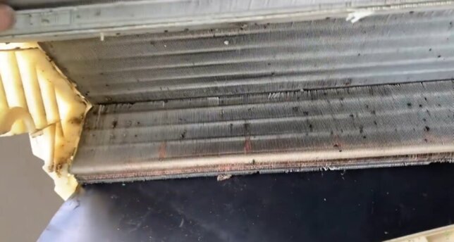 熱交換器の裏が汚れている