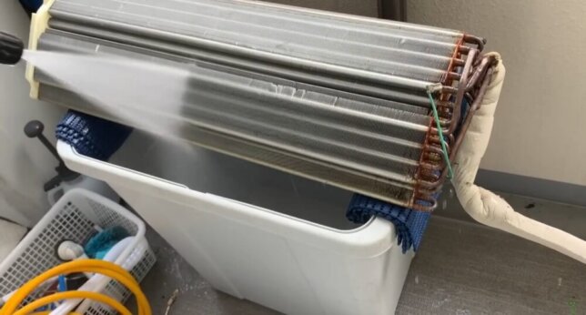 熱交換器を洗浄中