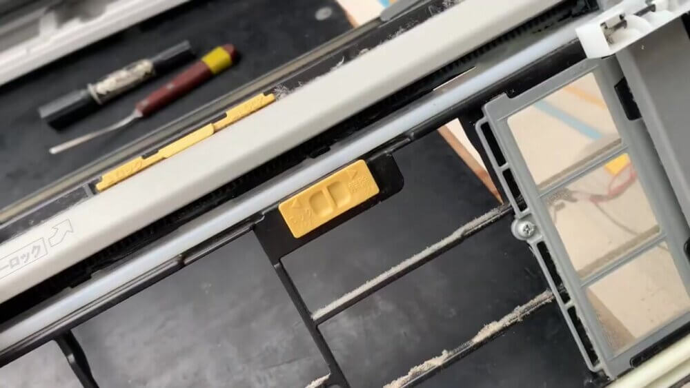 日立RAS-X40M2のお掃除ユニットとフィルター清掃ブラシ
