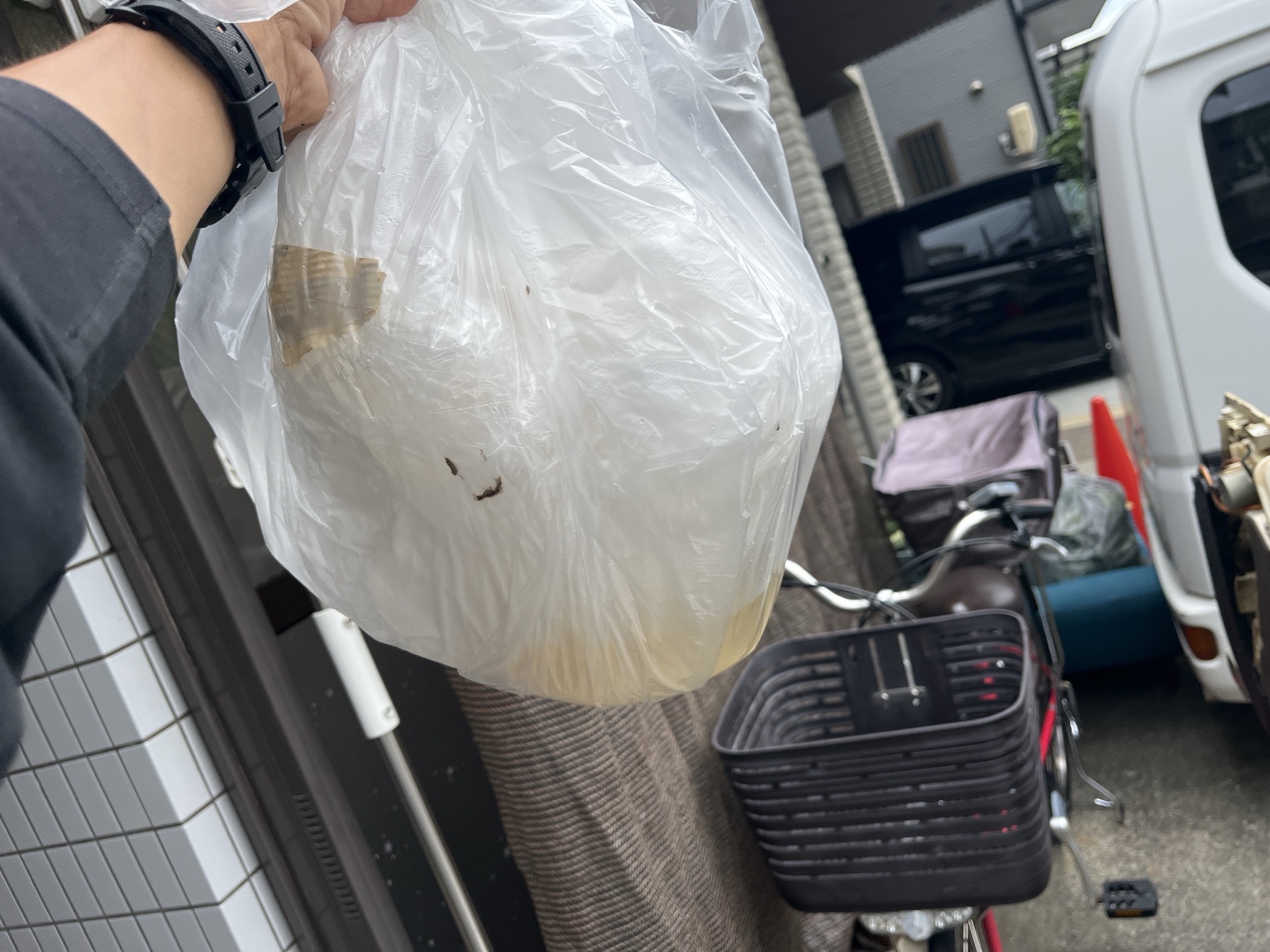 室内機内部に溜まっていた黄褐色の水