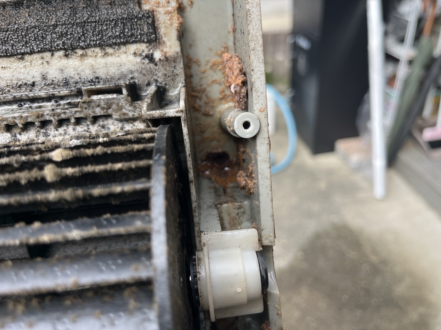 汚れで完全に詰まったエアコン内部のドレン排水口