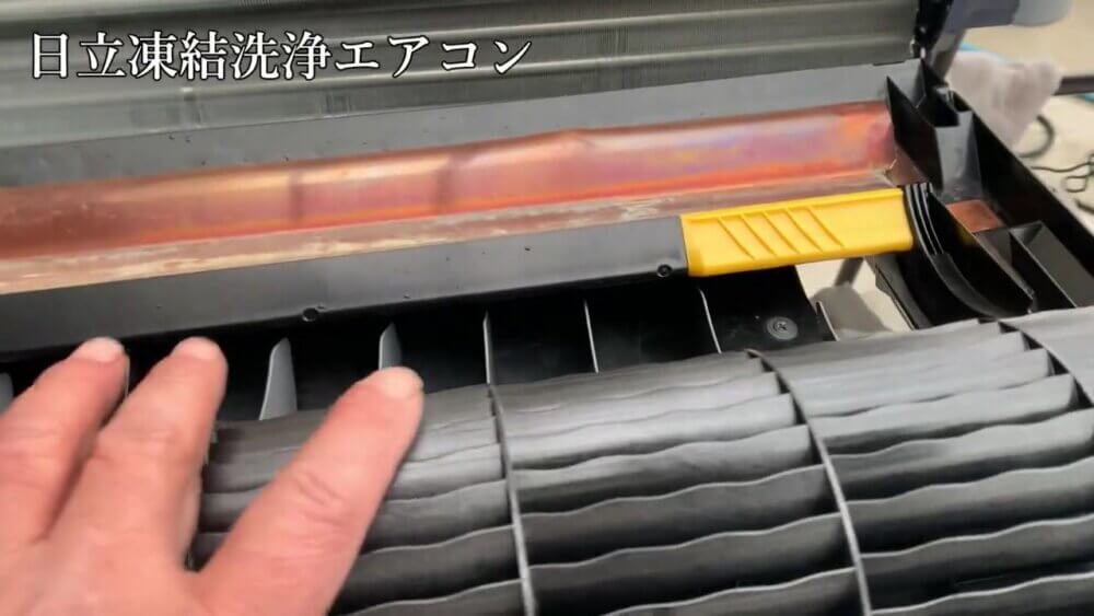 完全分解クリーニング後の日立エアコン送風ファンと内部部品