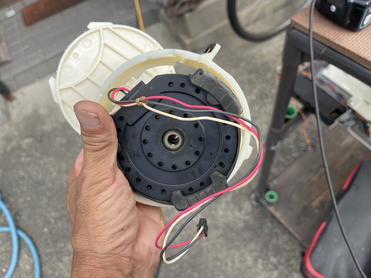 送風ファンモーターを樹脂カバーから分離した状態
