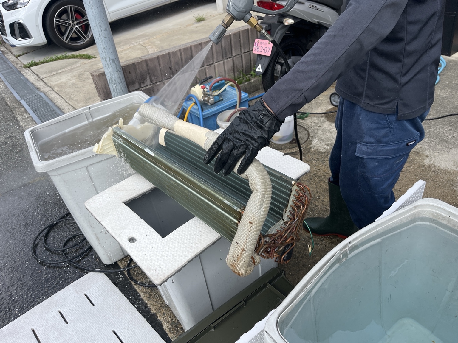 本体から取り外した熱交換器を現場で高圧洗浄
