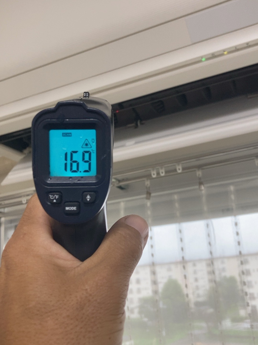取り外し前の温度確認で、測定器は16.9℃を表示していました。