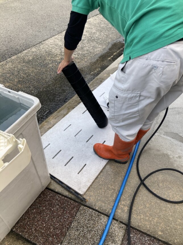 取り外した送風ファンを洗浄している様子