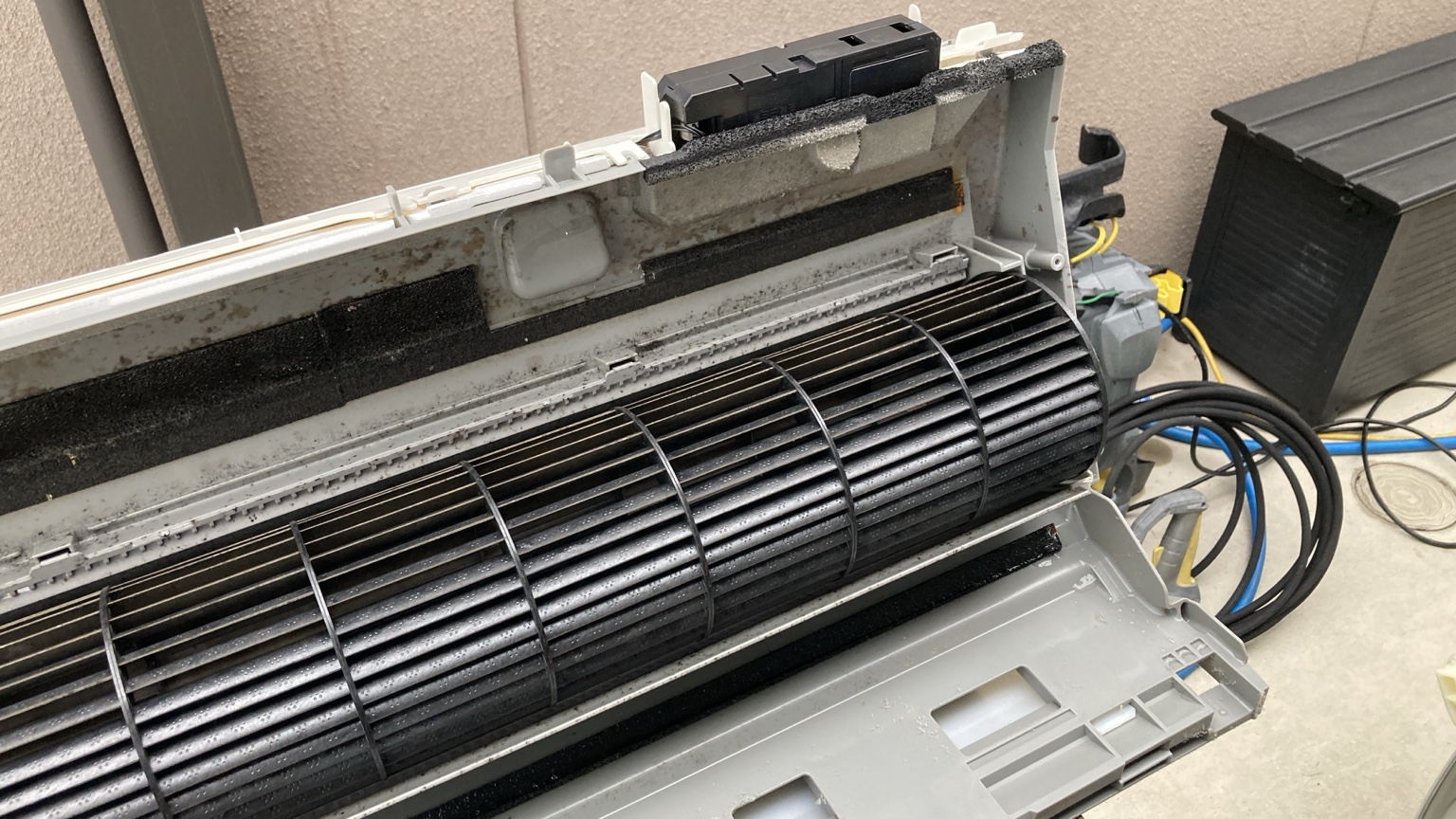 分解した室内機の送風ファンとケーシング