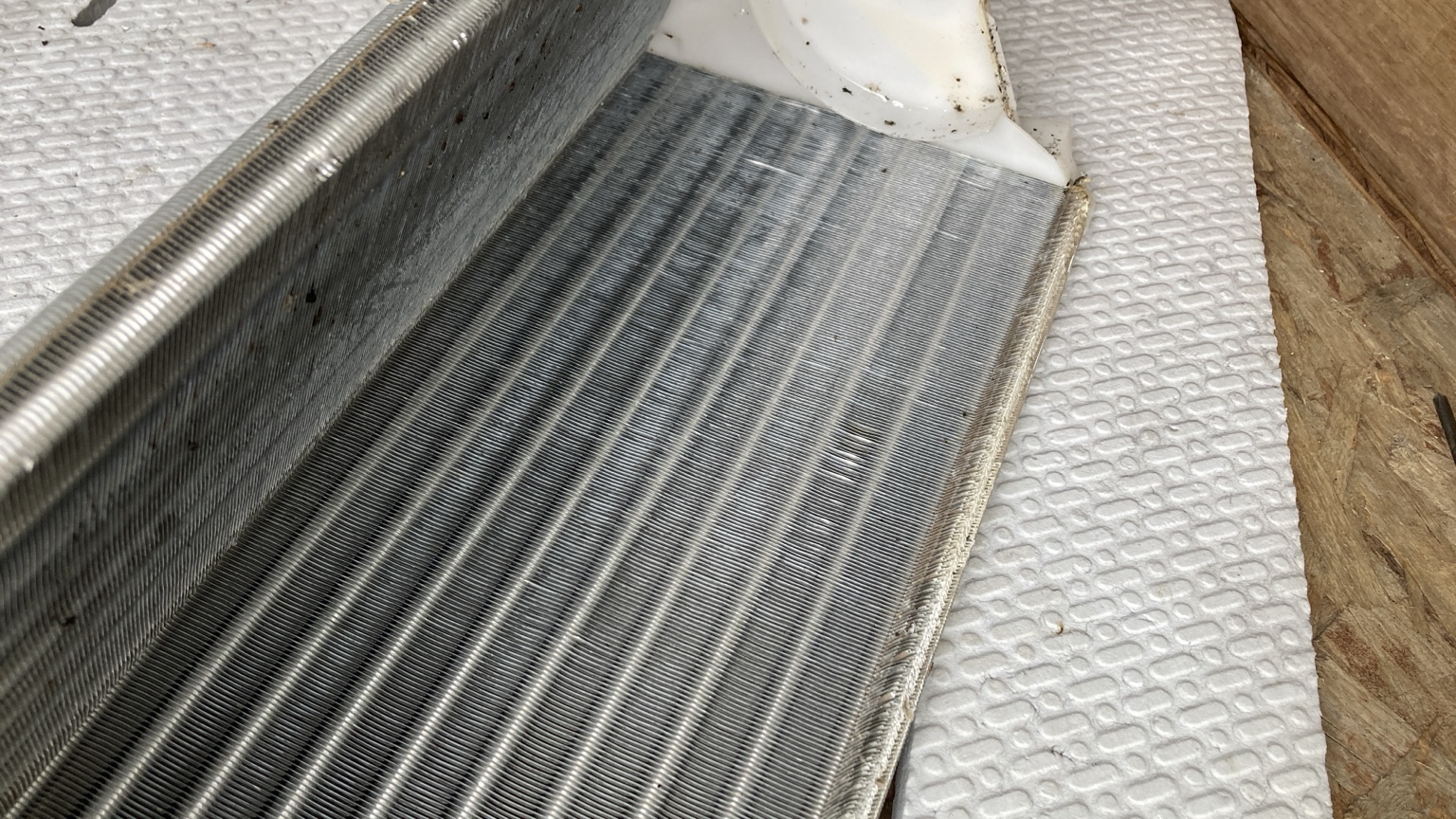 熱交換器のフィンに付着した細かな汚れ