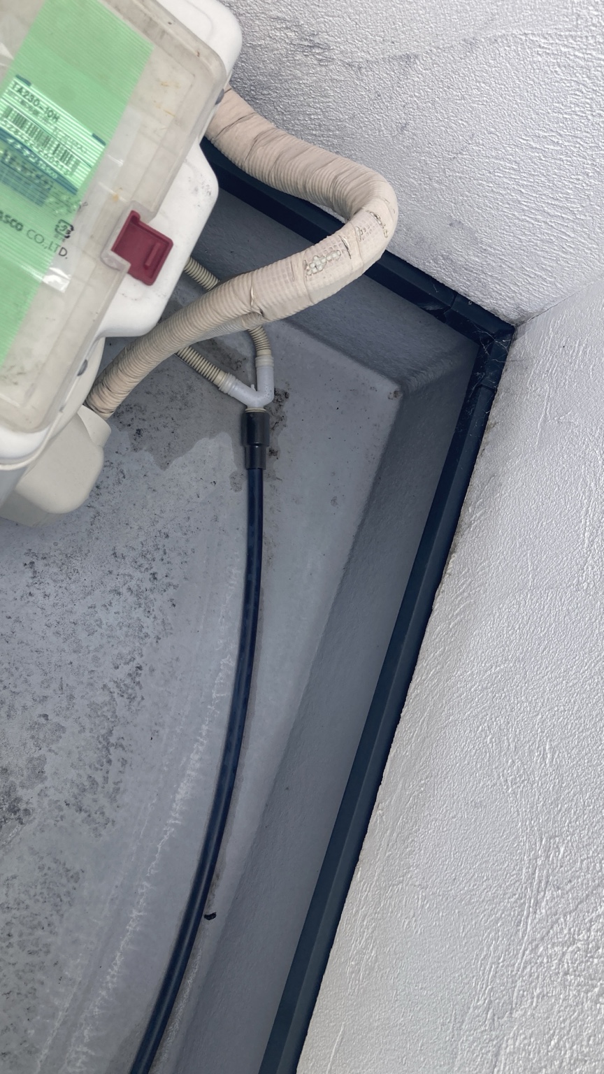 ベランダに延長されたドレン排水用パイプ