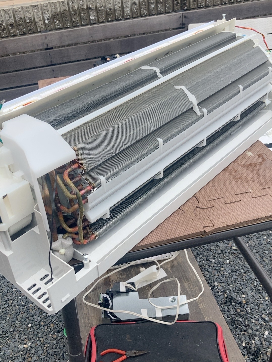 取り外した室内機の熱交換器