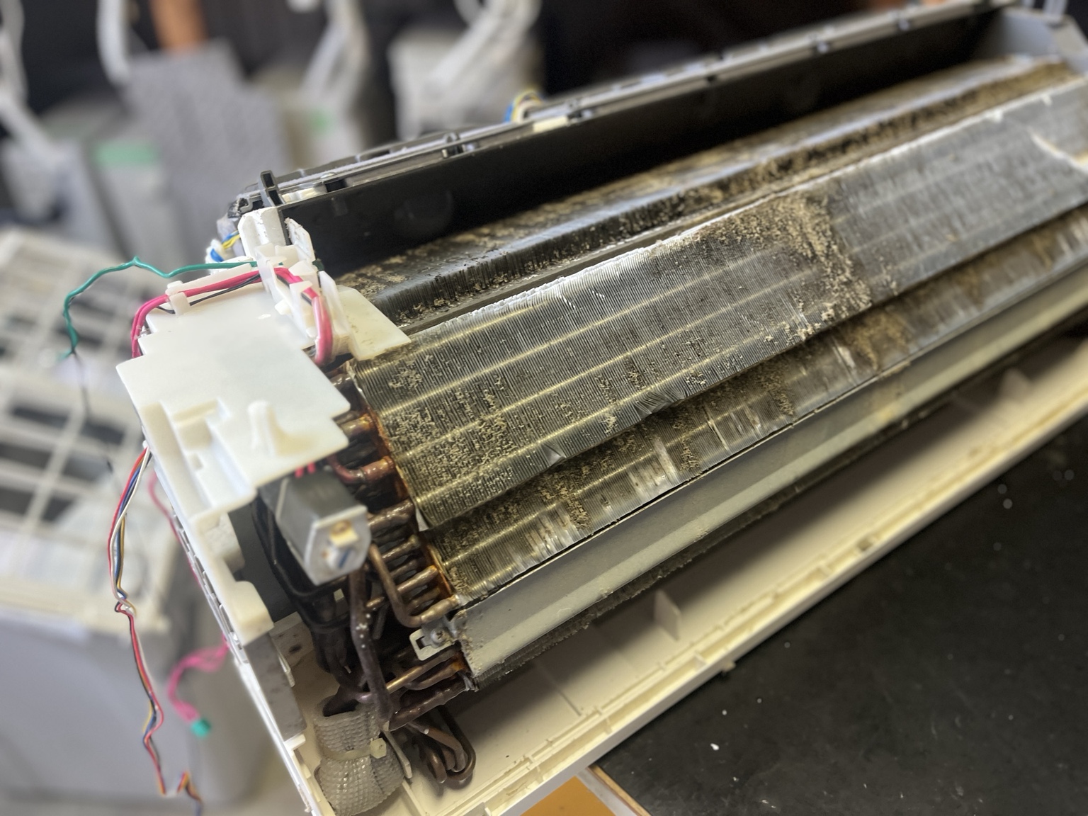 全体を見ても、熱交換器の広い範囲に汚れが目立ちます。