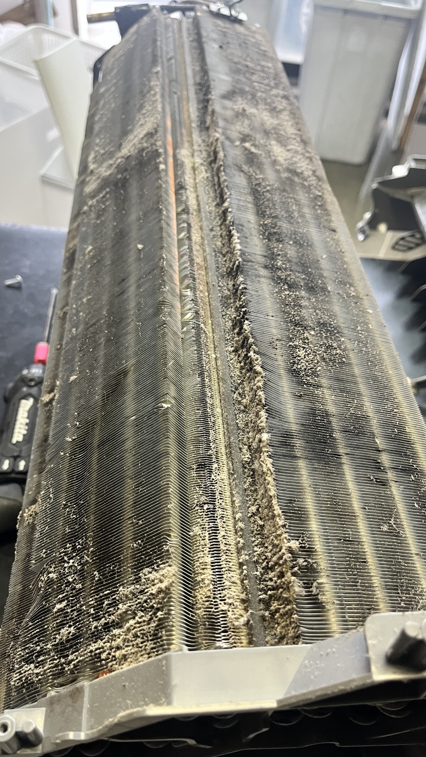 熱交換器の上から見ると、中央の溝に沿って埃が厚く付着していました。
