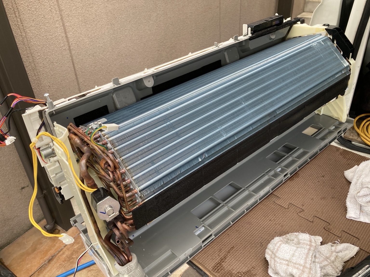 熱交換器を組み戻している途中