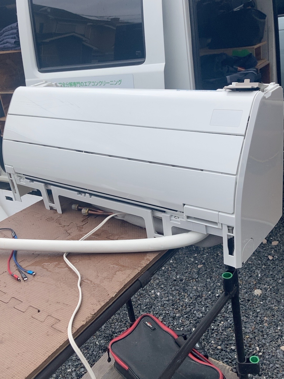 屋外に取り外したパナソニックエアコン室内機