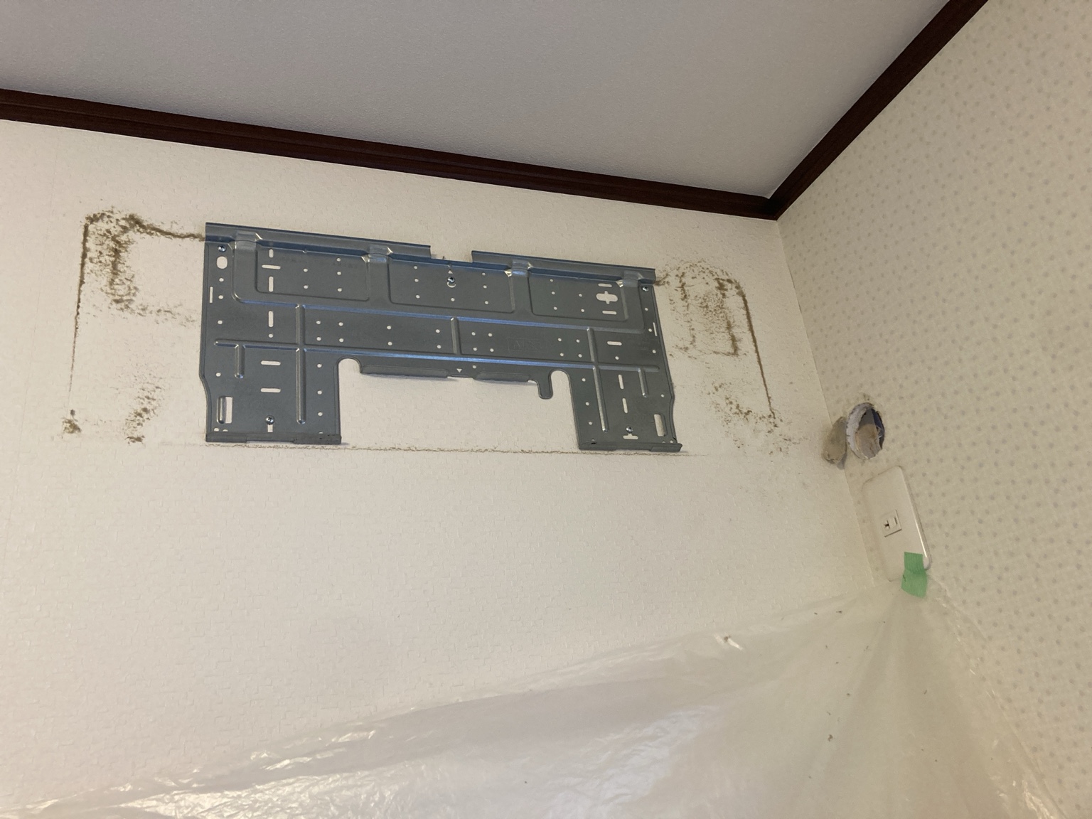 室内機を取り外したあとの壁面と取付板