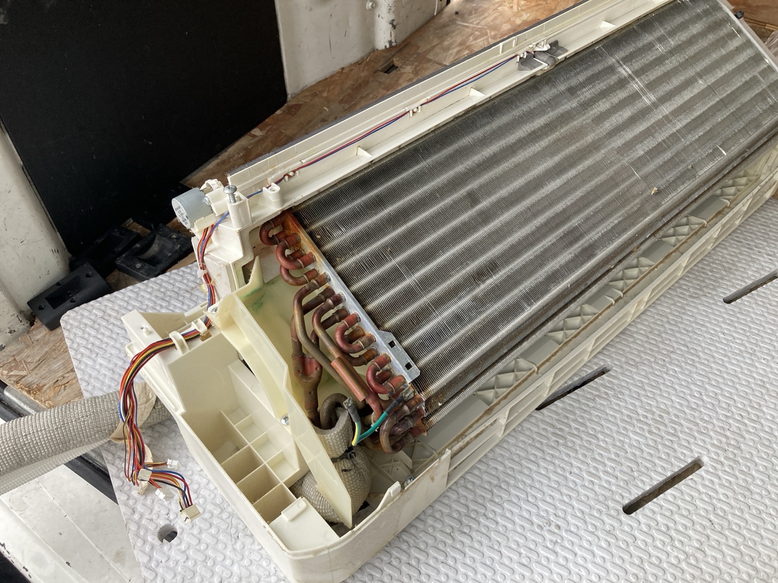 熱交換器のフィンに残った細かな汚れ