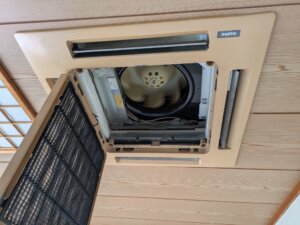 【富田林市・業務用エアコン】30年前のサンヨー四方向エアコンを宿泊施設で完全洗浄!20Lバケツ10回交換で透明になるまで徹底洗浄した事例