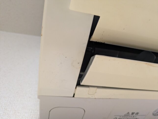 左側から水漏れが