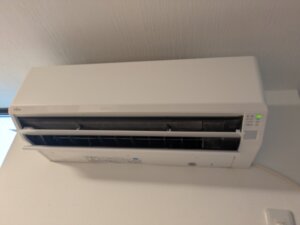 【大阪府茨木市・富士通ゼネラル】4度のエアコンクリーニングでもカビ臭が消えず！化学物質過敏症のお客様が完全分解を選んだ