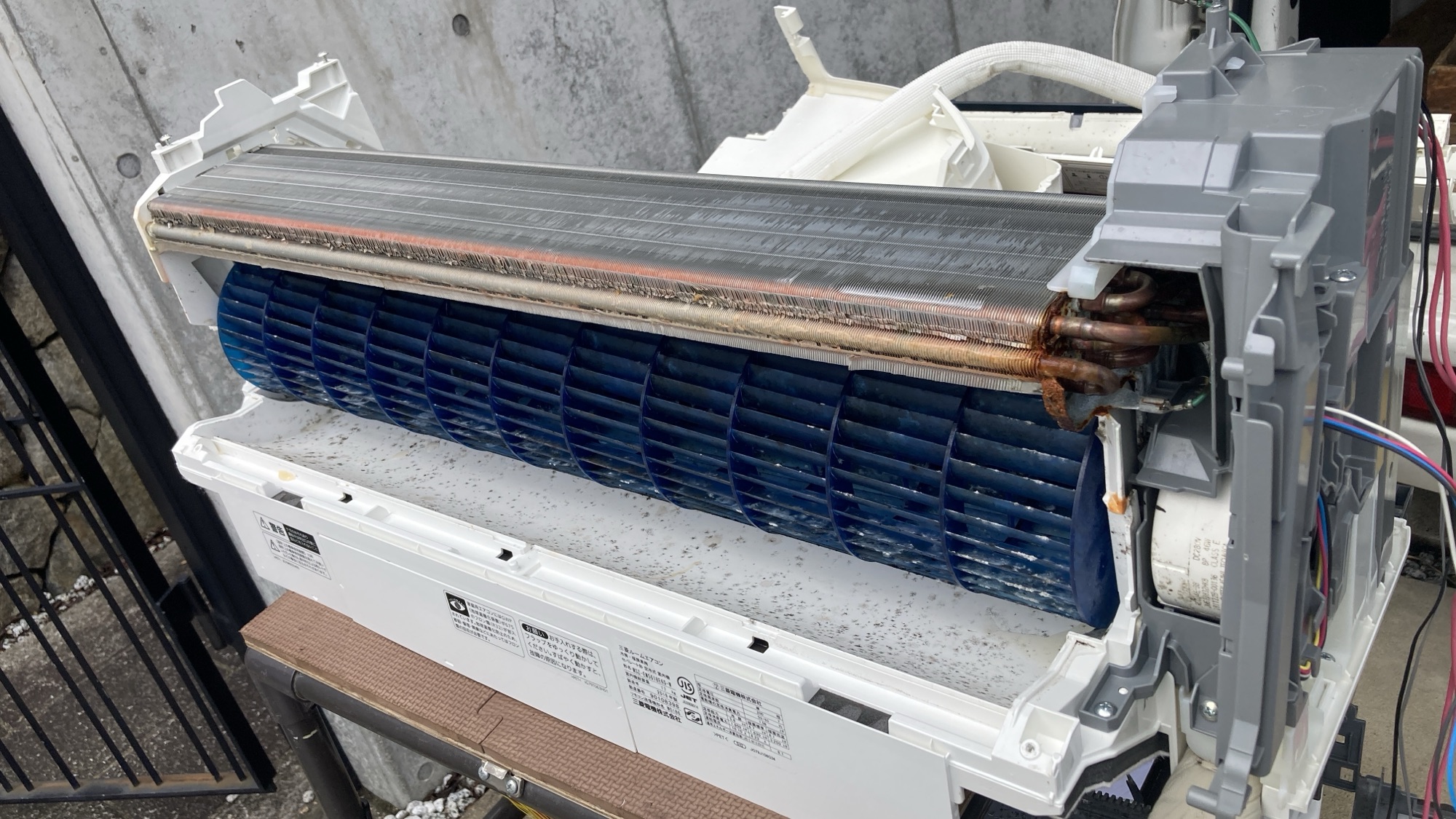 熱交換器を起こした状態で見える送風ファンと送風路の汚れ