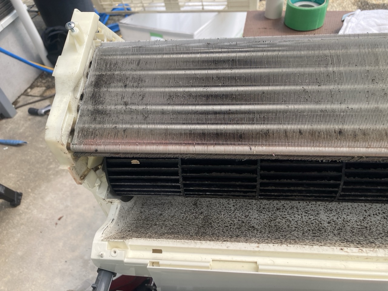 熱交換器と送風ファンに汚れが付着した三菱エアコン内部