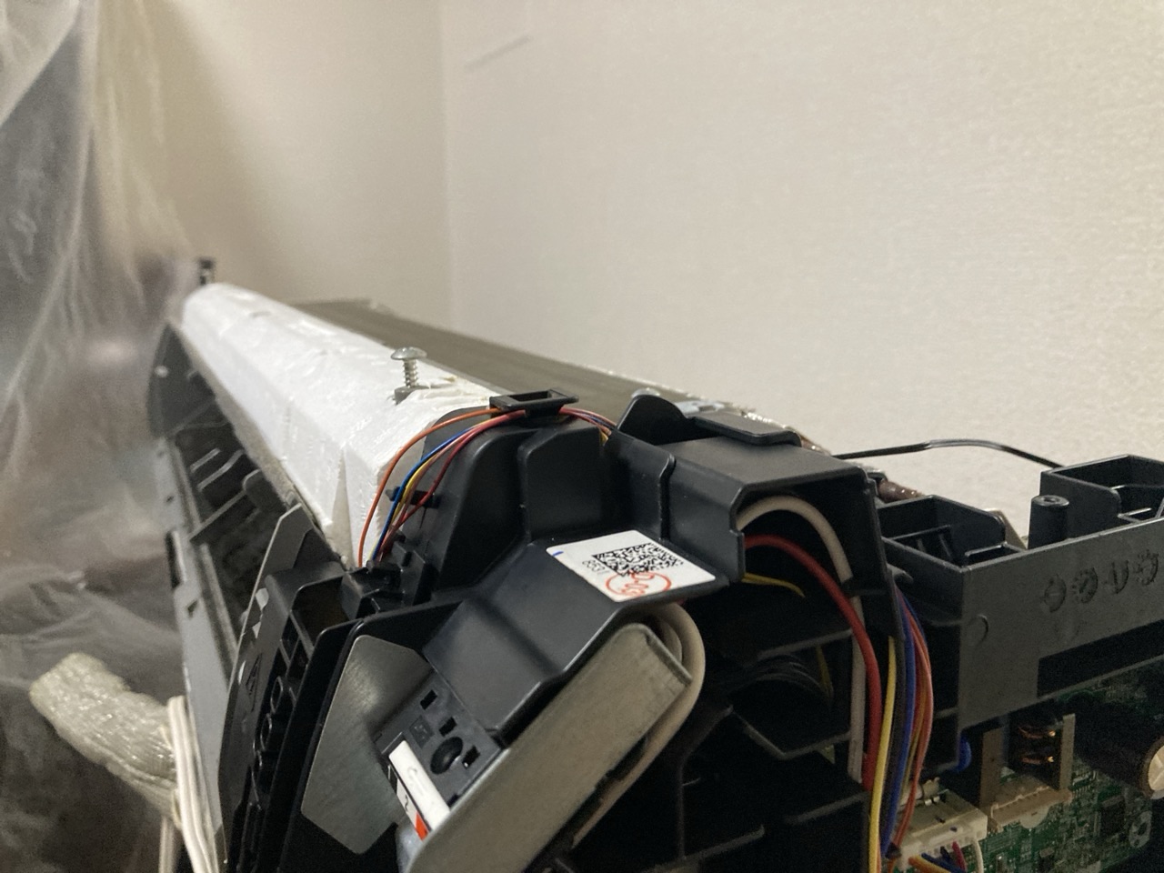 エアコン内部を確認している様子