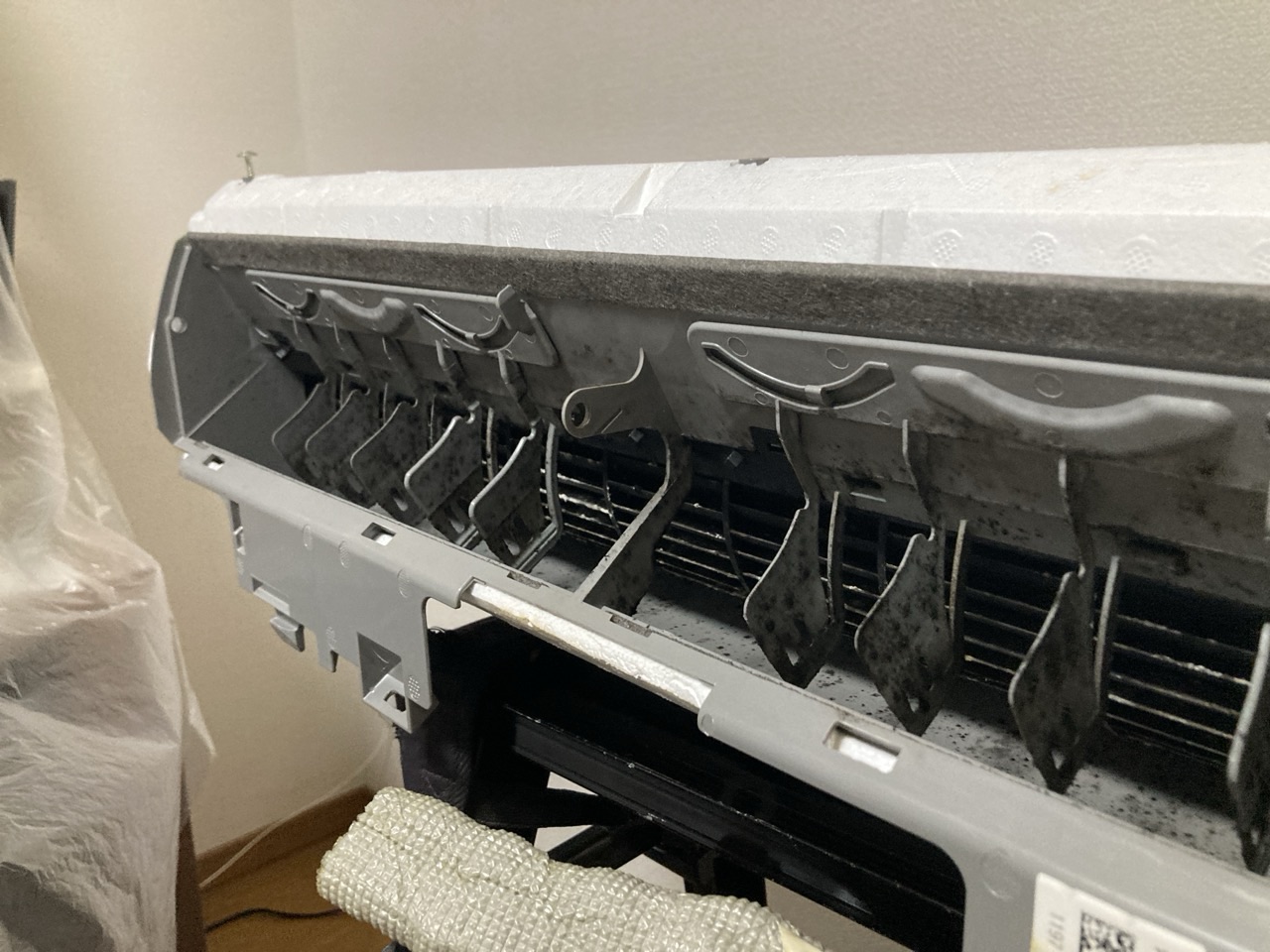 分解したエアコン部品の汚れ