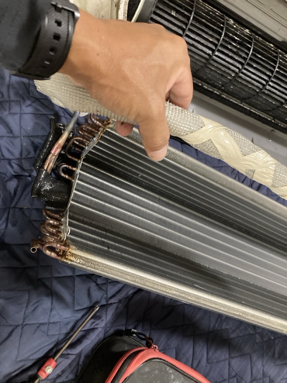 分解後のエアコン部品