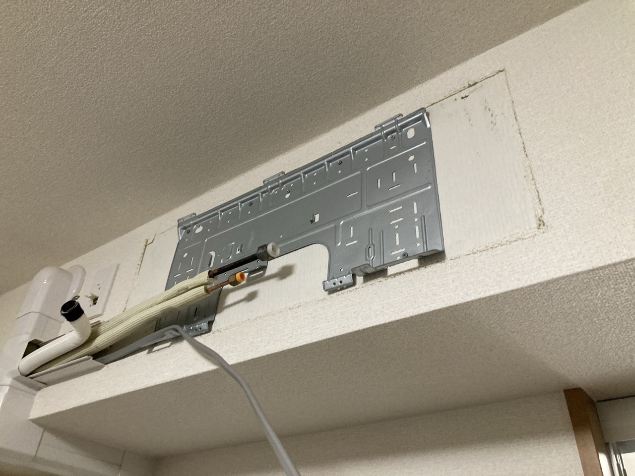室内機を壁から取り外した状態