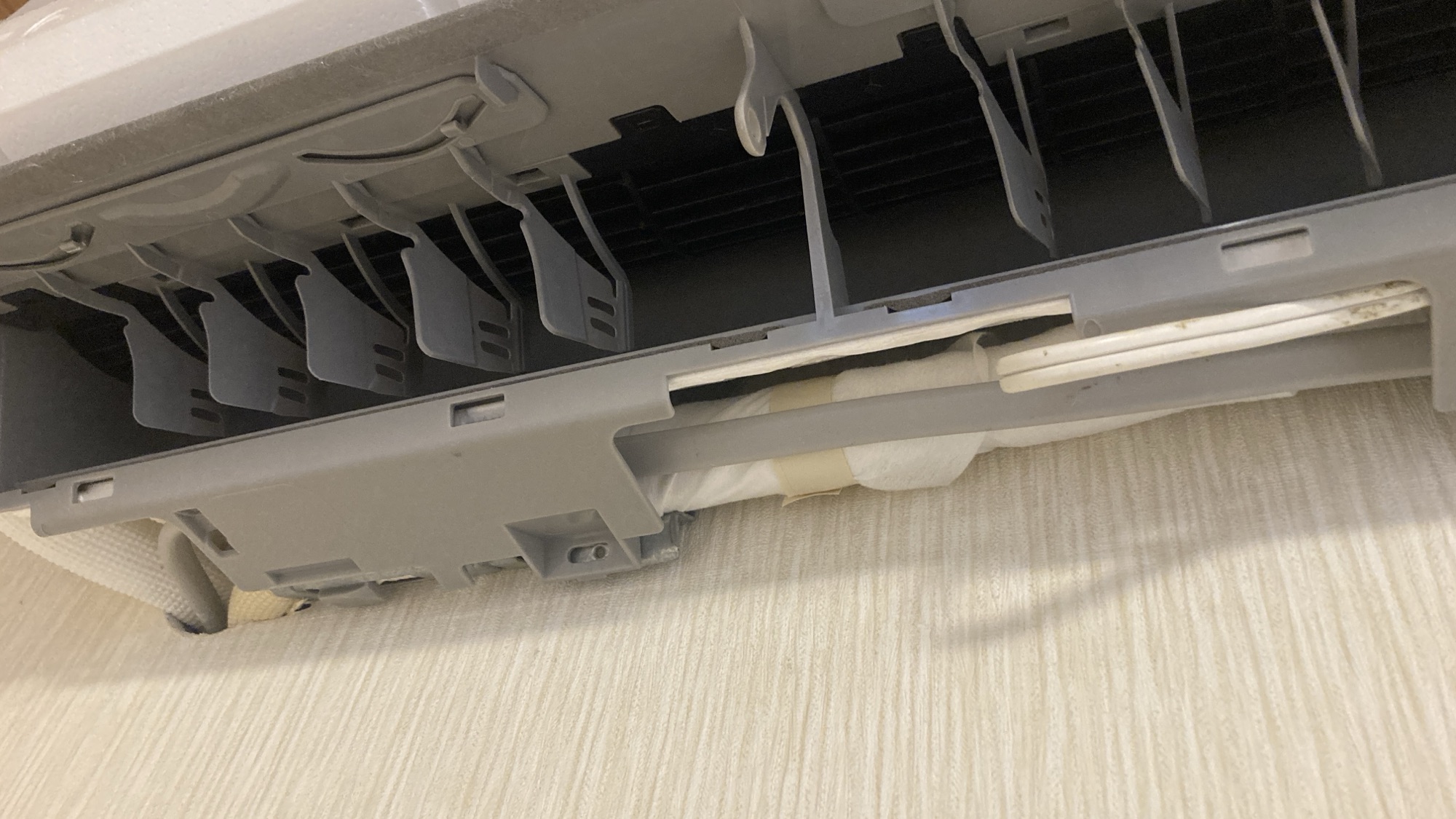 室内機内部の熱交換器と配管