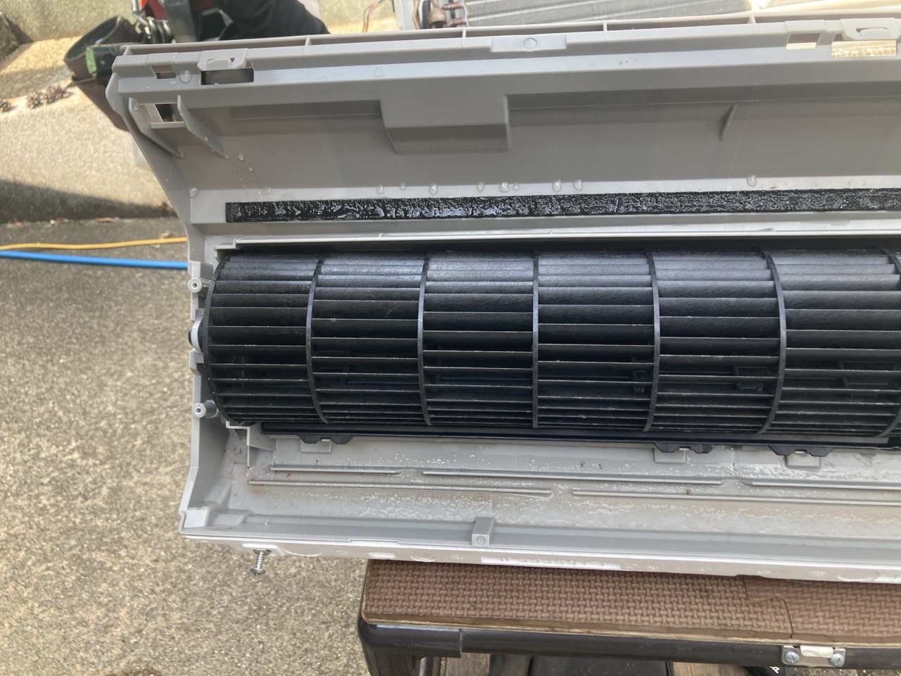 熱交換器を取り外した室内機内部