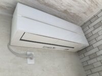 和泉市のリビングに設置された三菱霧ヶ峰 MSZ-FL6320S-W