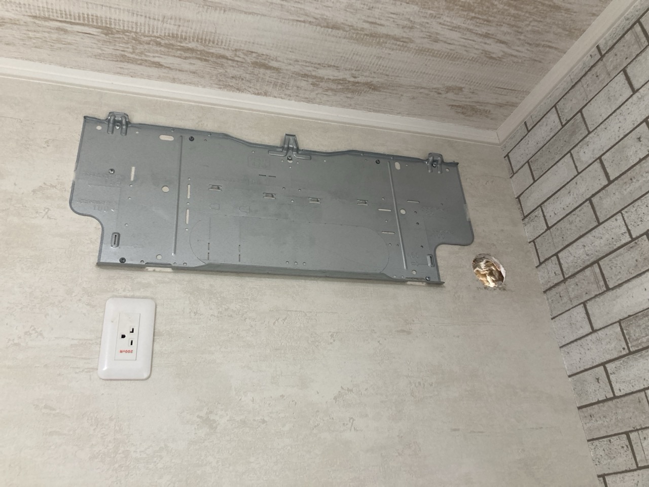 室内機を壁から取り外したあとの据付板
