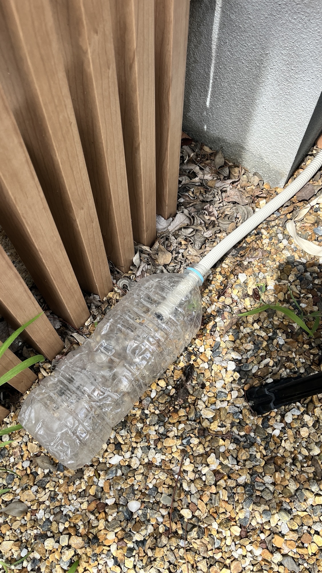 ドレンホースから出た白濁した排水