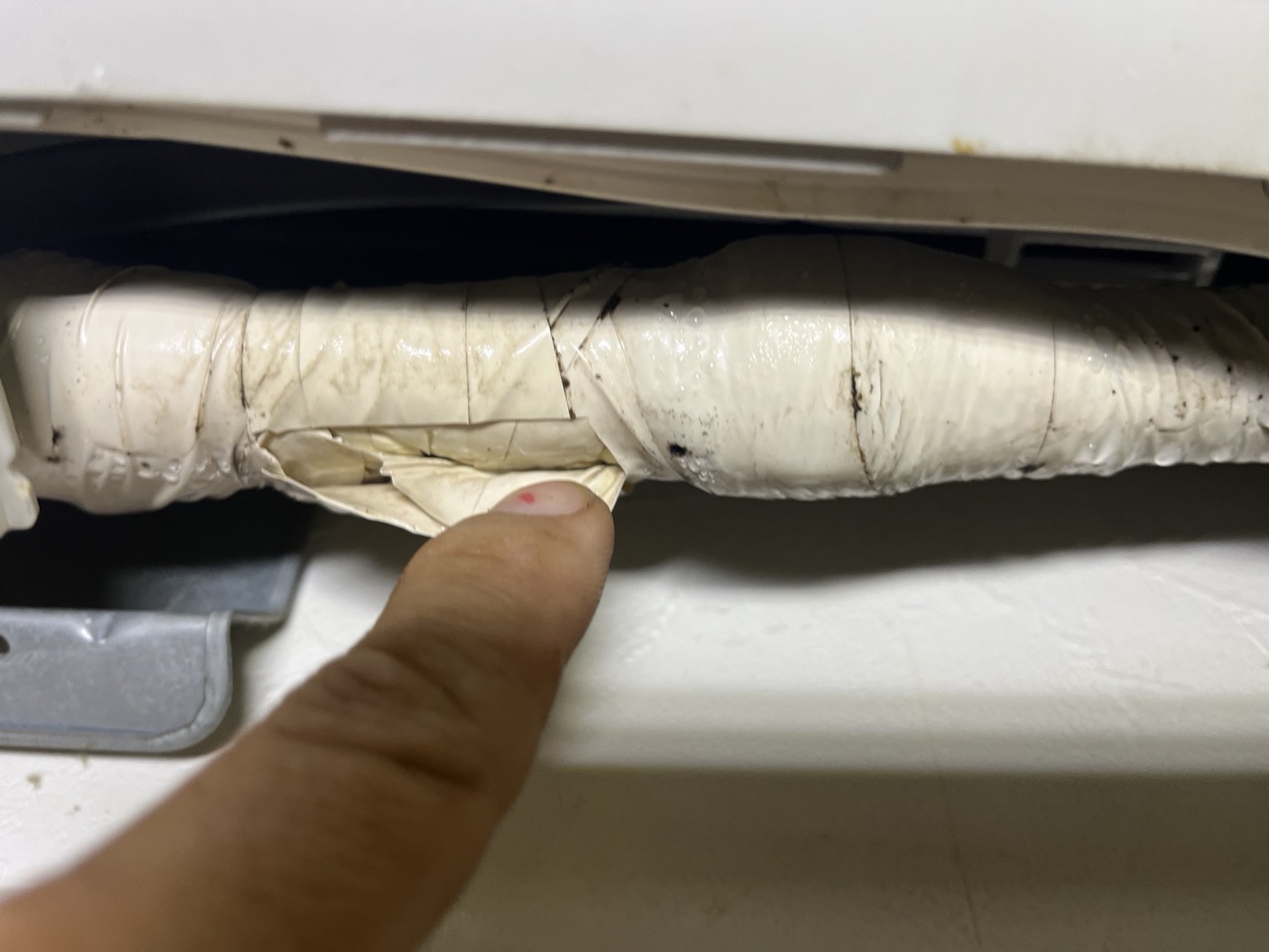シャープお掃除機能付きエアコンの分解中