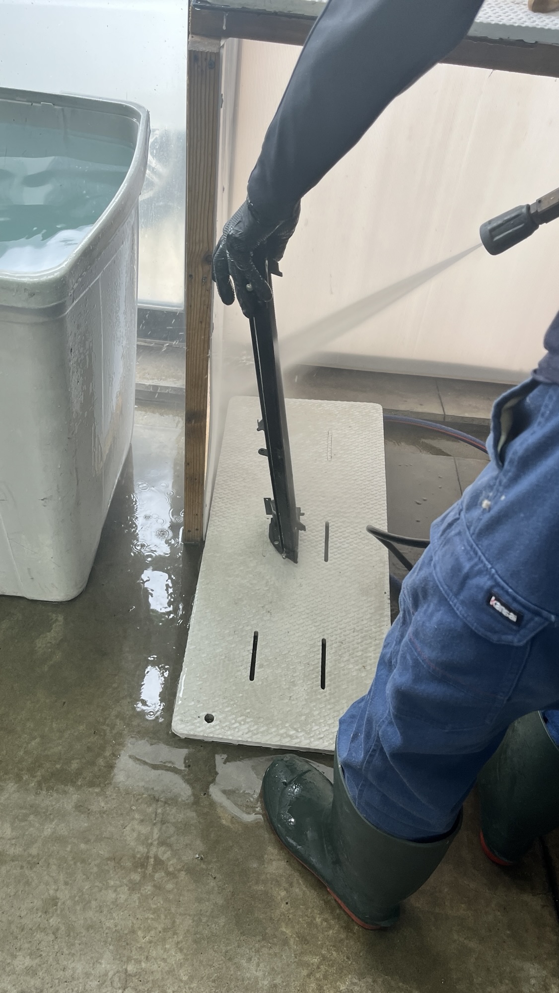エアコン完全分解洗浄の作業中