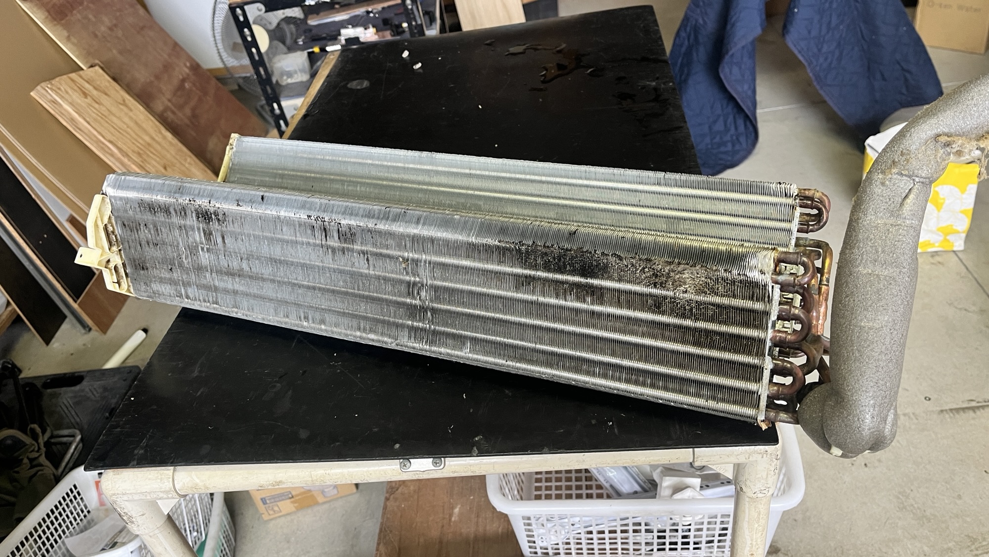 完全分解したエアコン熱交換器の汚れ