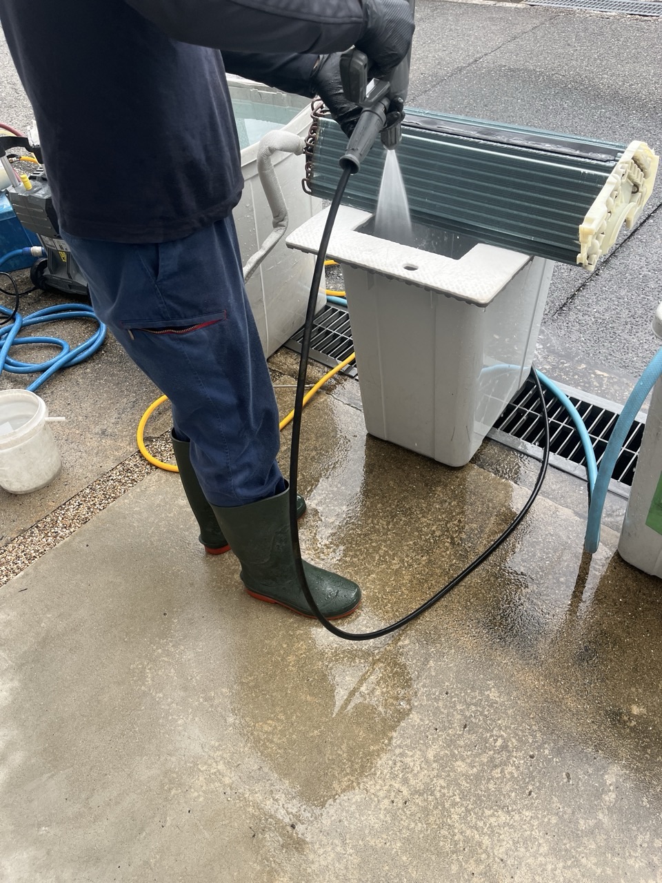 取り外したエアコン熱交換器の屋外洗浄