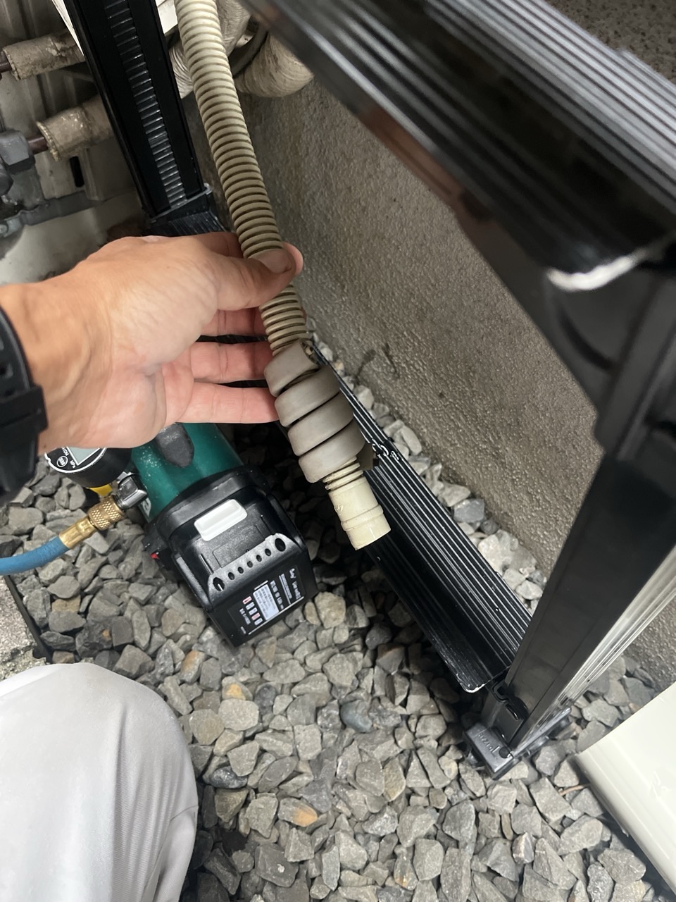 屋外のエアコンドレンホース