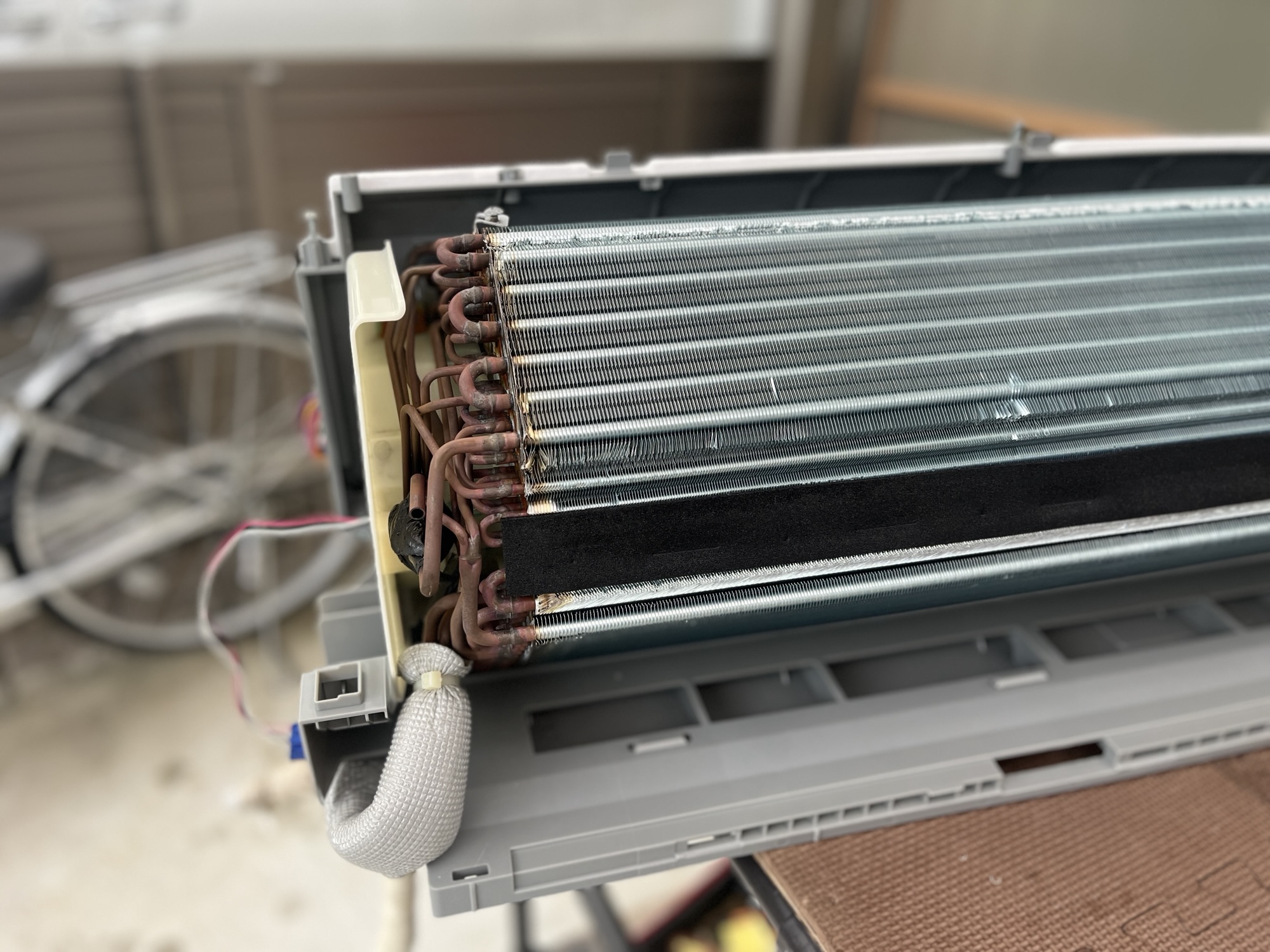 熱交換器を組み戻したエアコン