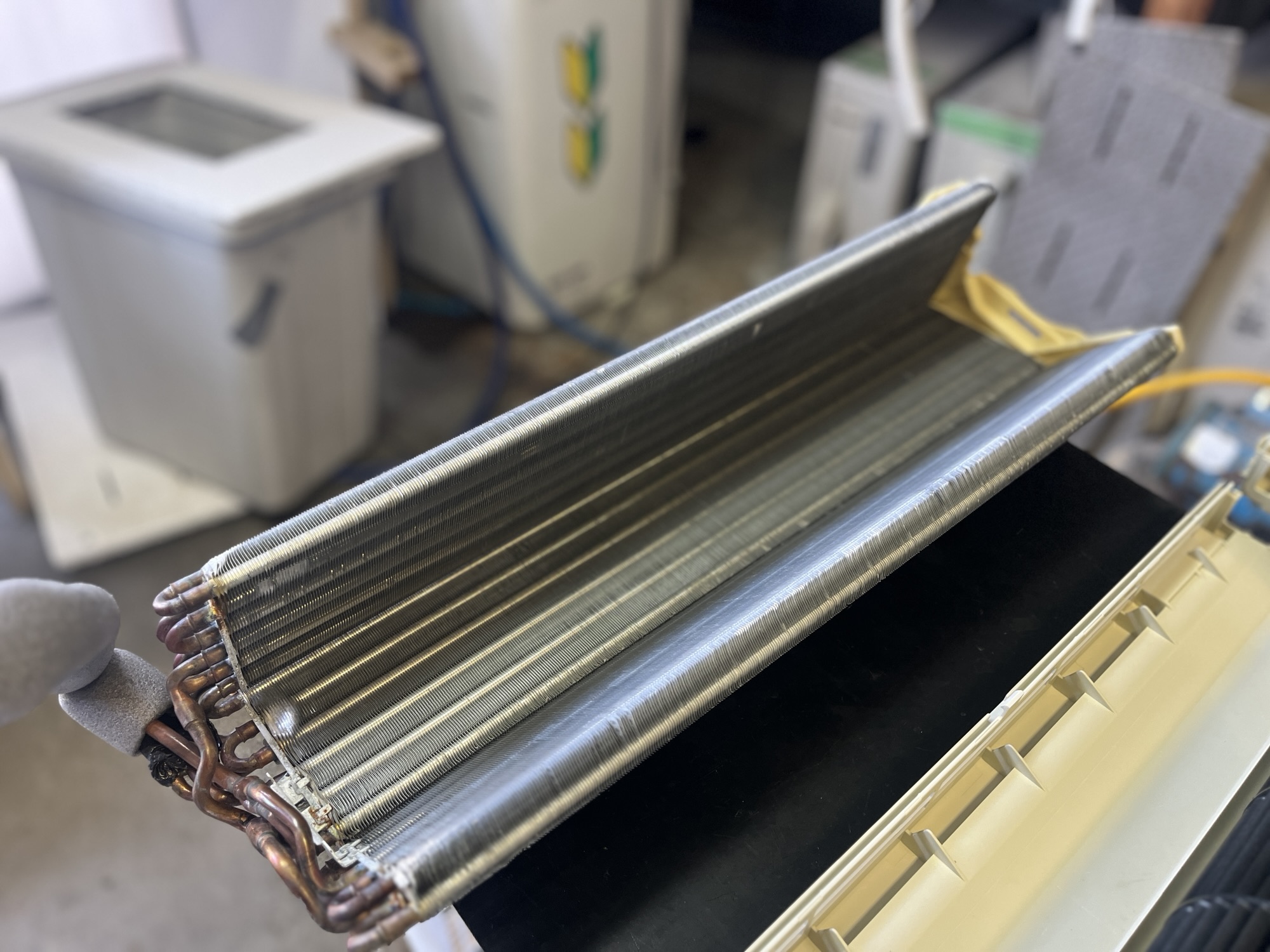 完全分解した日立エアコンの熱交換器