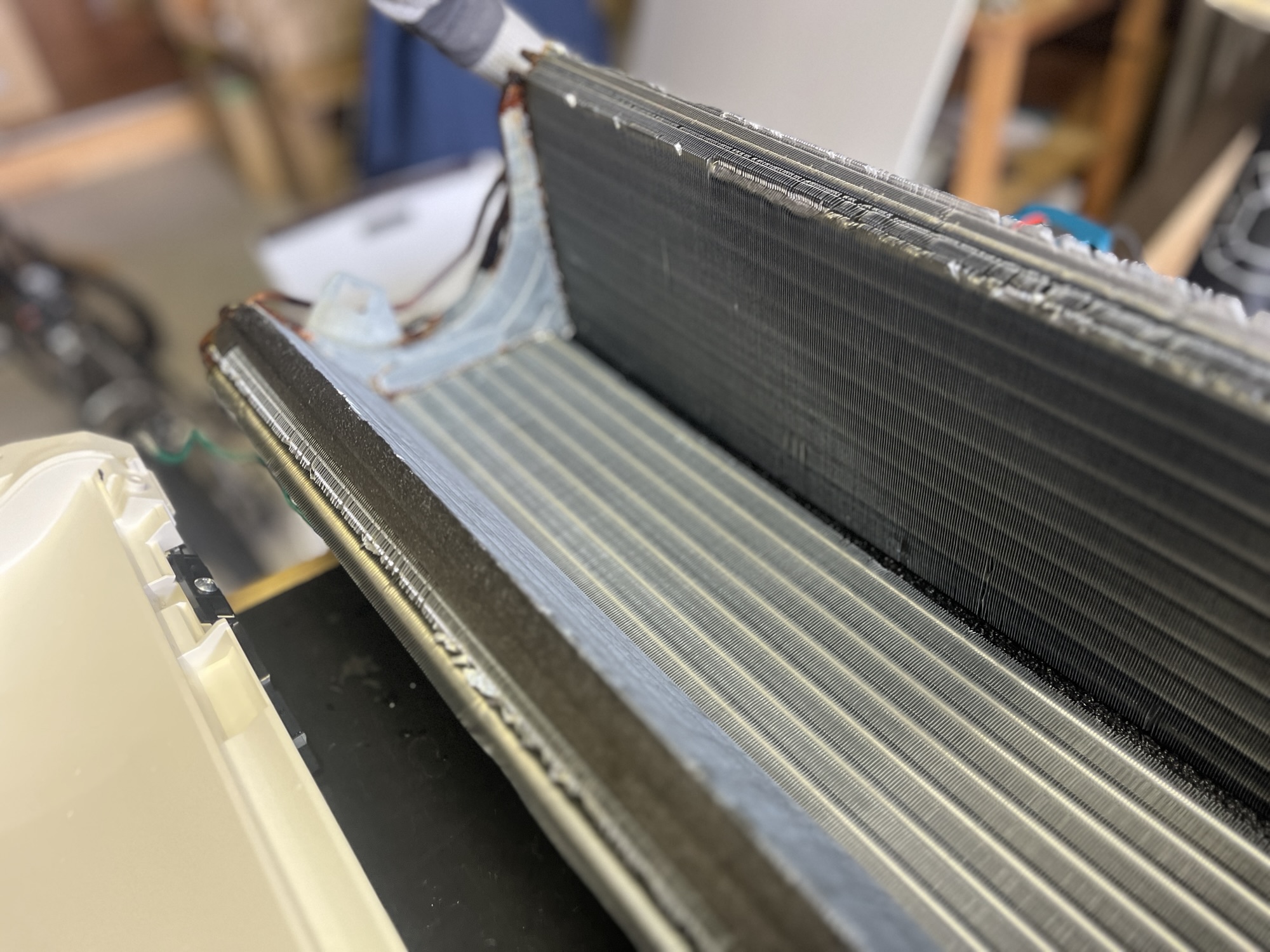 洗浄後の熱交換器を別角度から撮影