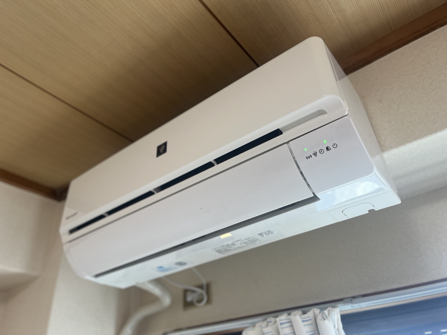 今回ご依頼いただいたシャープの壁掛けエアコンです。