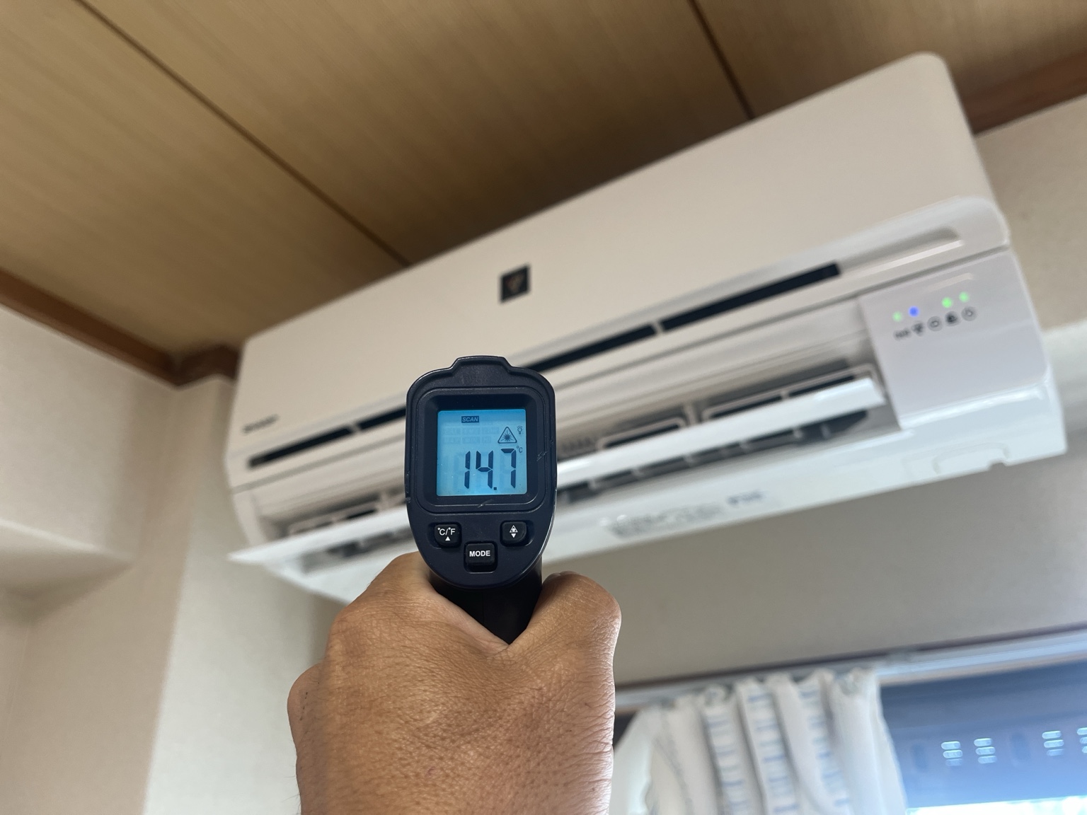 作業前の温度確認時の写真で、放射温度計の表示は14.7℃でした。