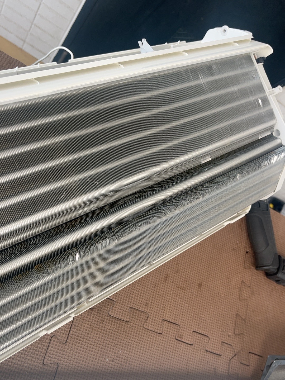 カバーを外した熱交換器の表面には、目立った汚れの堆積は見られませんでした。