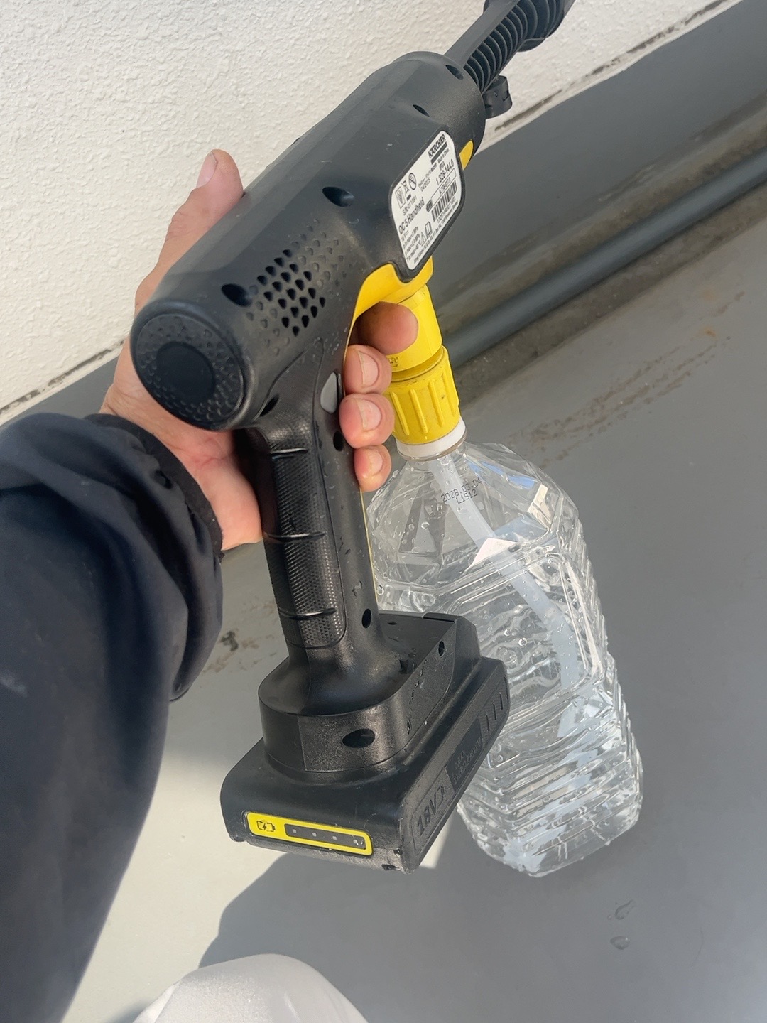 ドレンホースの入口から水を送り、内部を洗い流しながら排水の流れを確認しました。