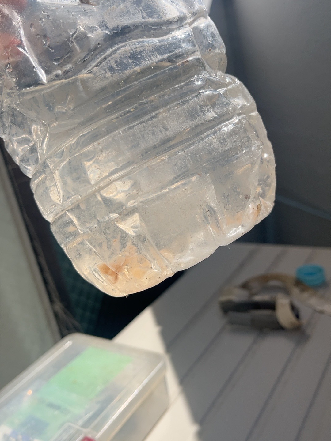 回収した水には、赤茶色の汚れが少量見られました。
